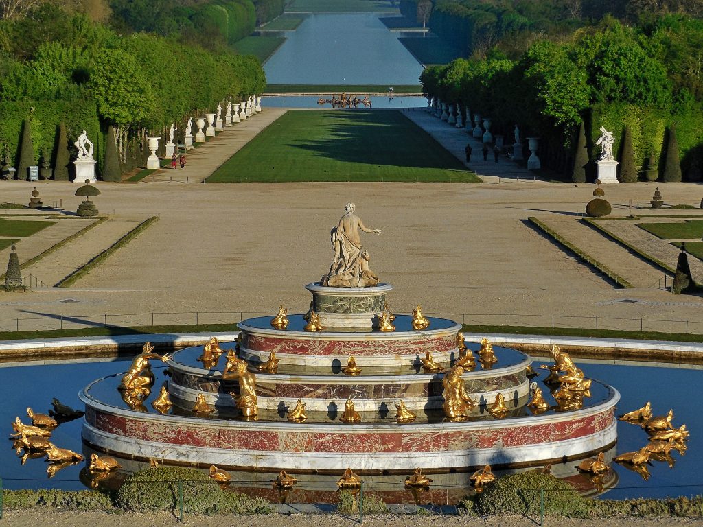 Les somptueux jardins du Château de Versailles, créés par le célèbre paysagiste André Le Nôtre, sont une véritable œuvre d'art en plein air. Ces jardins à la française s'étendent sur des hectares de verdure impeccablement entretenue, ponctués de fontaines, de parterres de fleurs soigneusement agencés et de sculptures classiques. Les allées majestueuses mènent à des perspectives infinies, offrant une expérience visuelle inoubliable. Les bassins miroirs reflètent la grandeur du château, créant une harmonie parfaite entre l'architecture et la nature. Les jardins de Versailles incarnent l'élégance et la sophistication de l'époque royale, faisant de chaque visite une plongée dans l'histoire et le raffinement de la France du XVIIe siècle.
