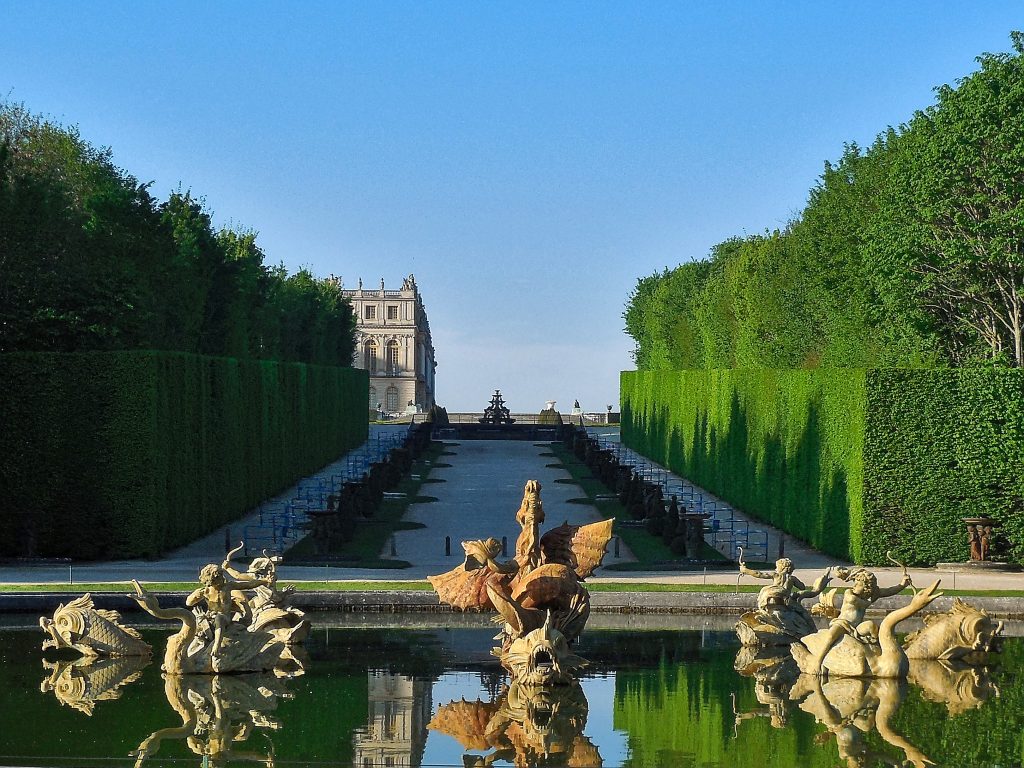 Les somptueux jardins du Château de Versailles, créés par le célèbre paysagiste André Le Nôtre, sont une véritable œuvre d'art en plein air. Ces jardins à la française s'étendent sur des hectares de verdure impeccablement entretenue, ponctués de fontaines, de parterres de fleurs soigneusement agencés et de sculptures classiques. Les allées majestueuses mènent à des perspectives infinies, offrant une expérience visuelle inoubliable. Les bassins miroirs reflètent la grandeur du château, créant une harmonie parfaite entre l'architecture et la nature. Les jardins de Versailles incarnent l'élégance et la sophistication de l'époque royale, faisant de chaque visite une plongée dans l'histoire et le raffinement de la France du XVIIe siècle.